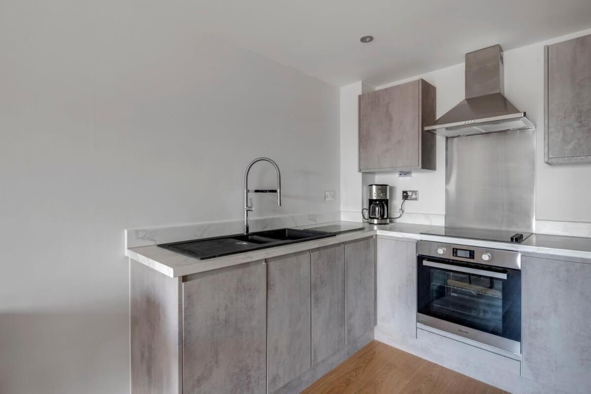 Spacious 1 Bedroom Apartment In A Converted Mill Leeds  Ngoại thất bức ảnh